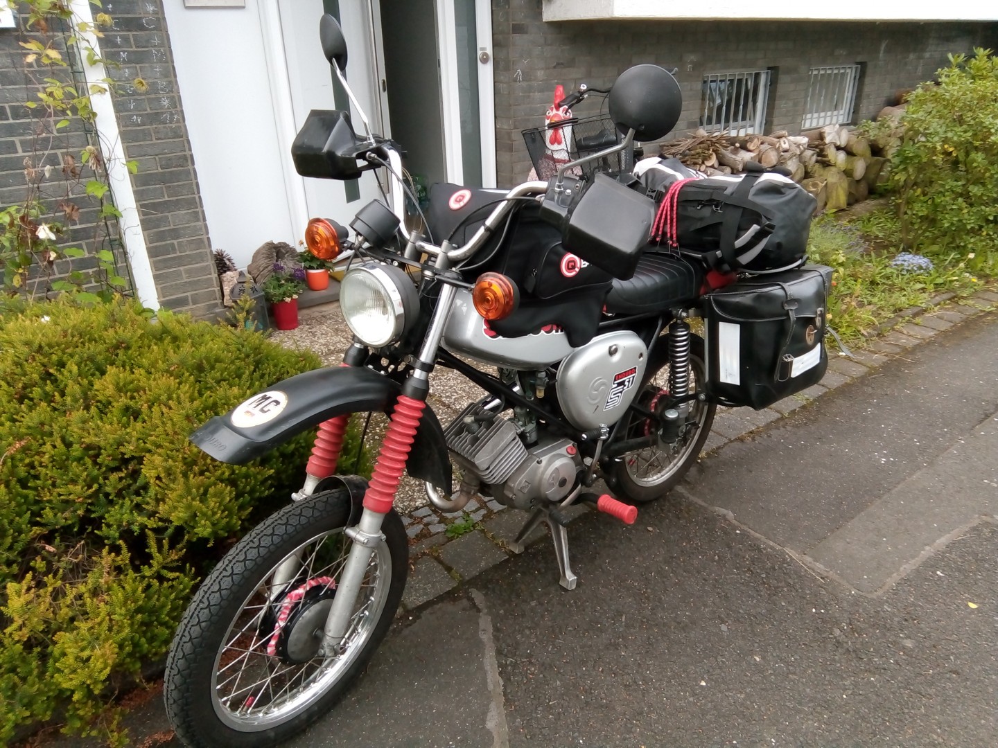 Ein vollgepacktes Moped