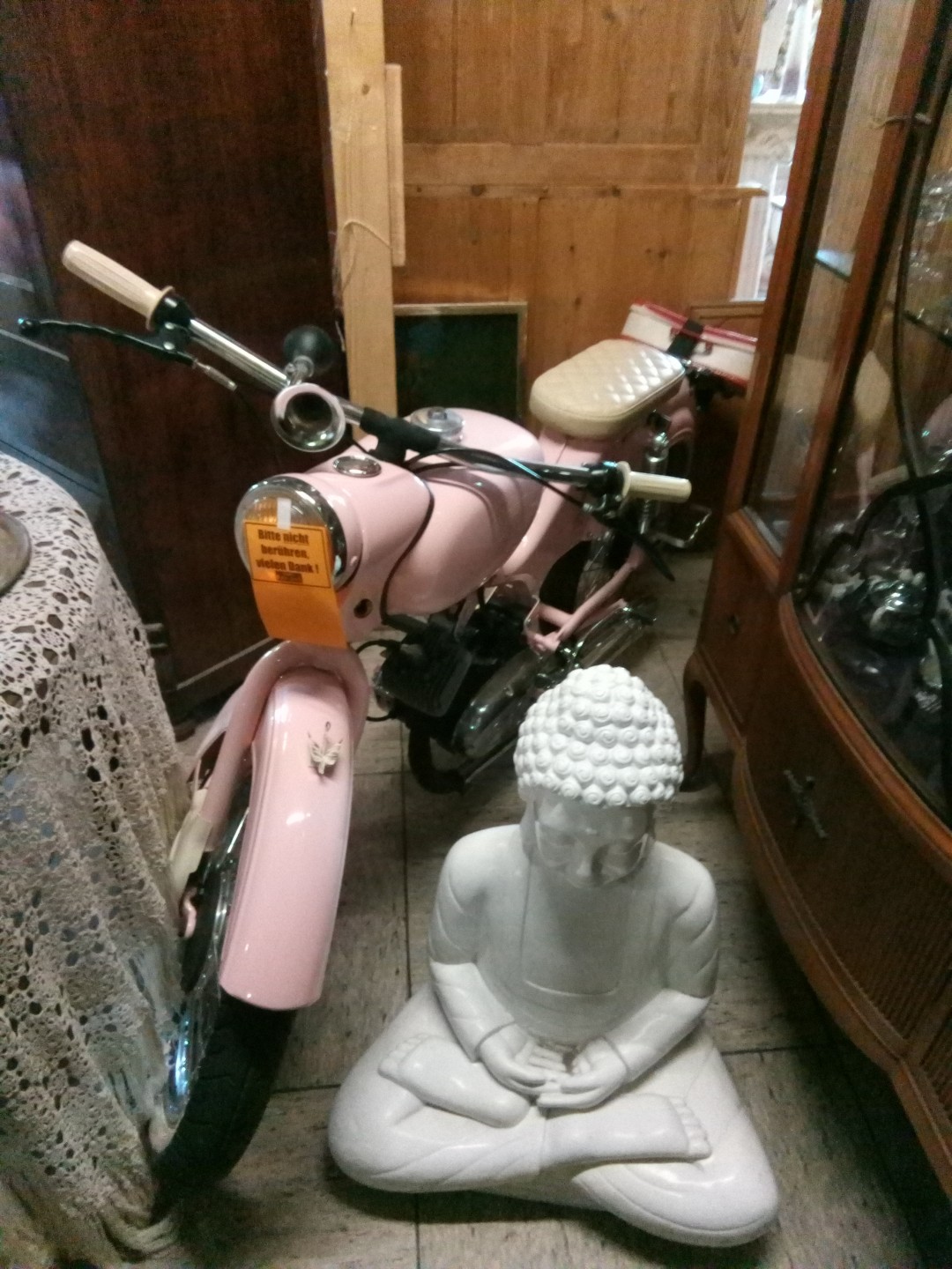 Museum von Mopeds in der Eifel mit einem Rosafarbenen Simsonmoped