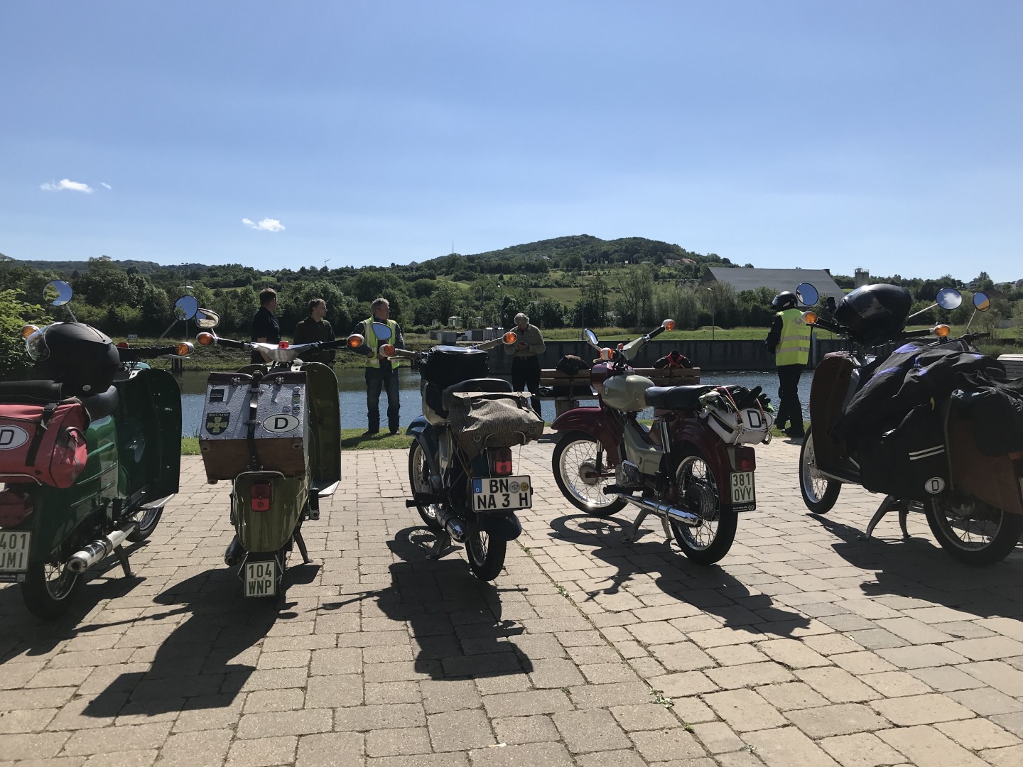 Mopeds vor einem Fluss