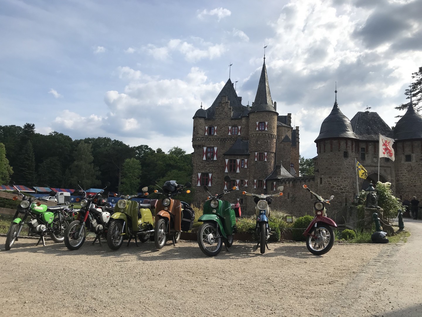 Mehrer Mopeds vor der Burg Satzvey