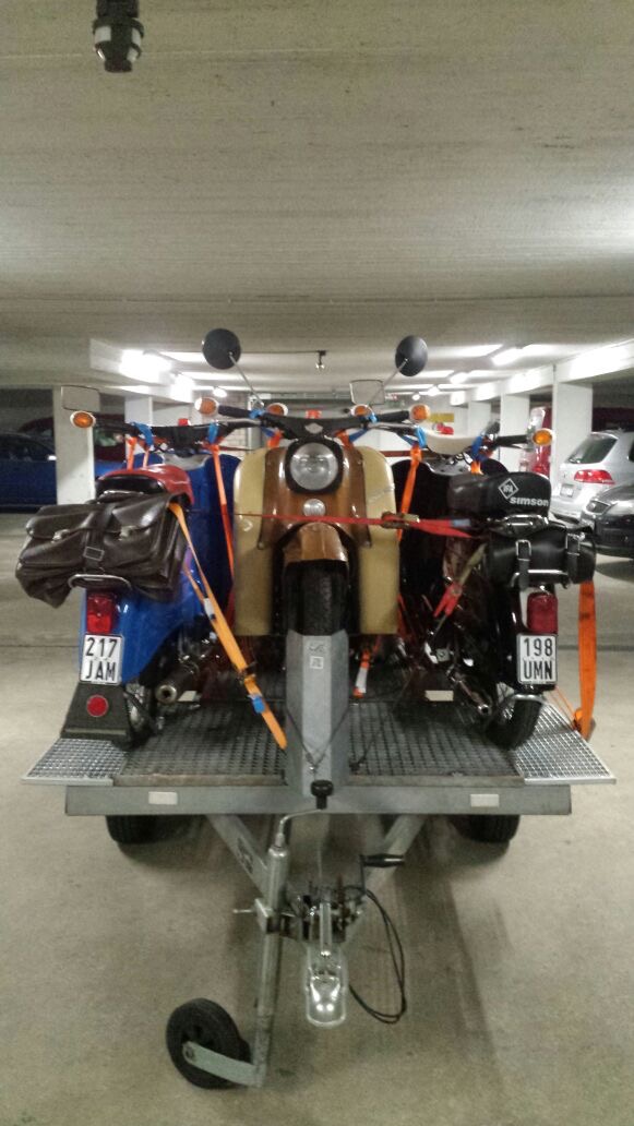 Mopeds auf einem Hänger
