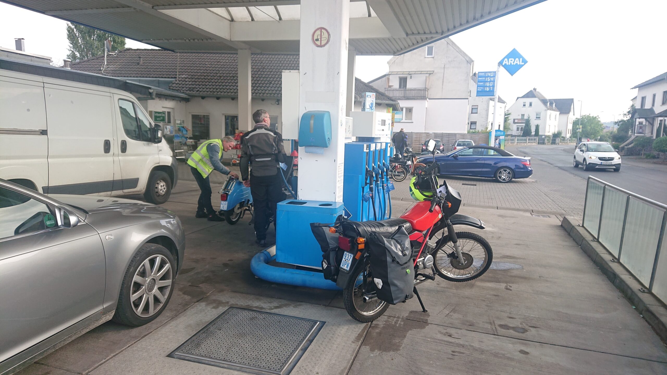 Tankstelle mit Mopeds