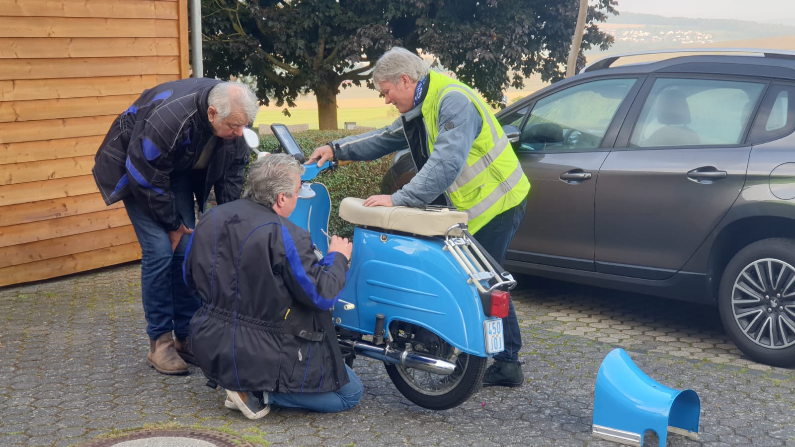 Biker beim reparieren