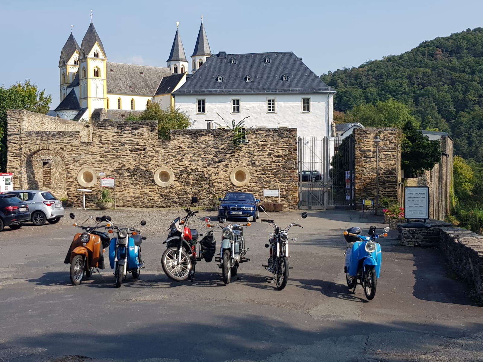Kloster Arnstein mit Mopeds
