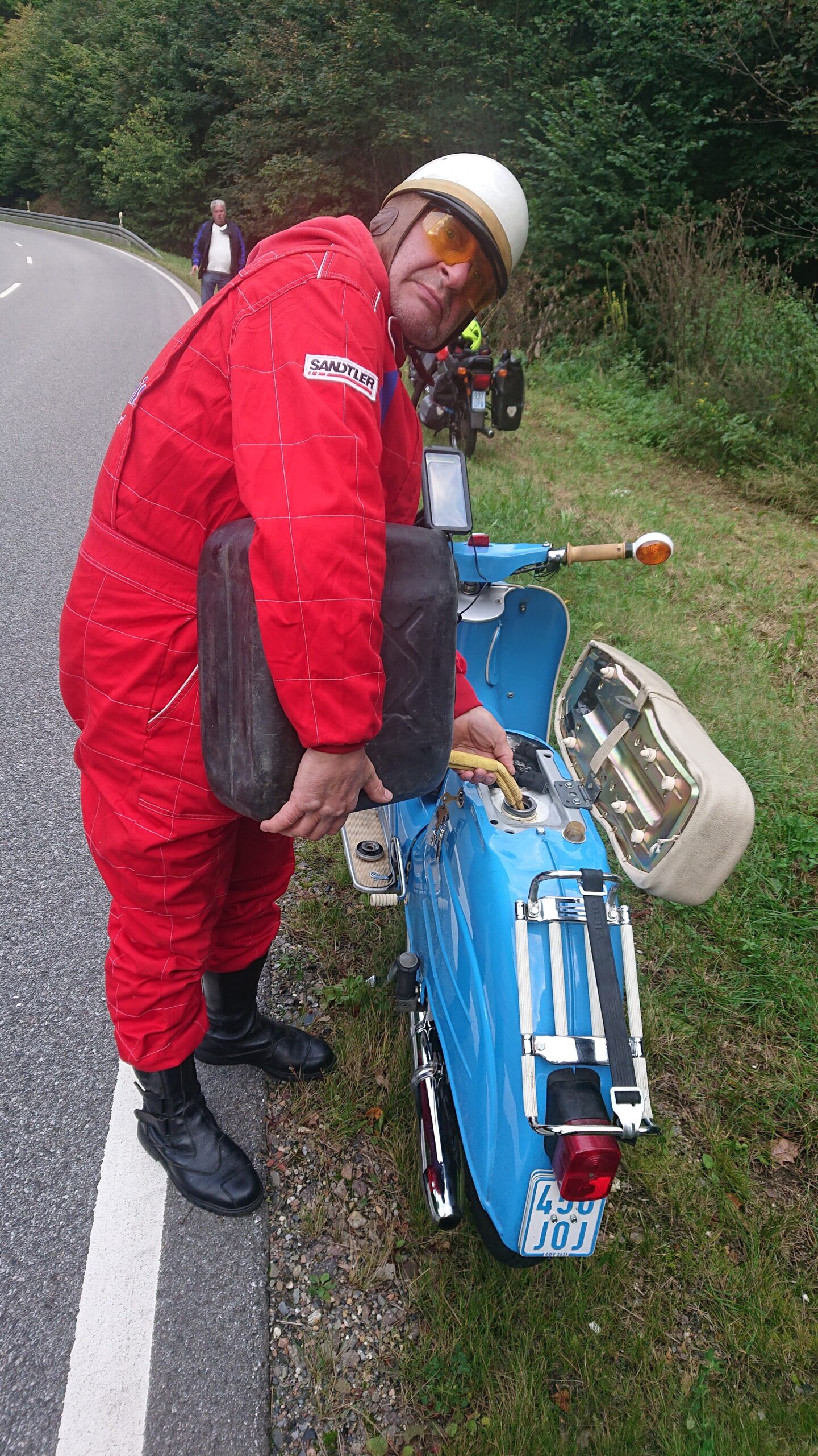 Biker beim Tanken am Straßenrand