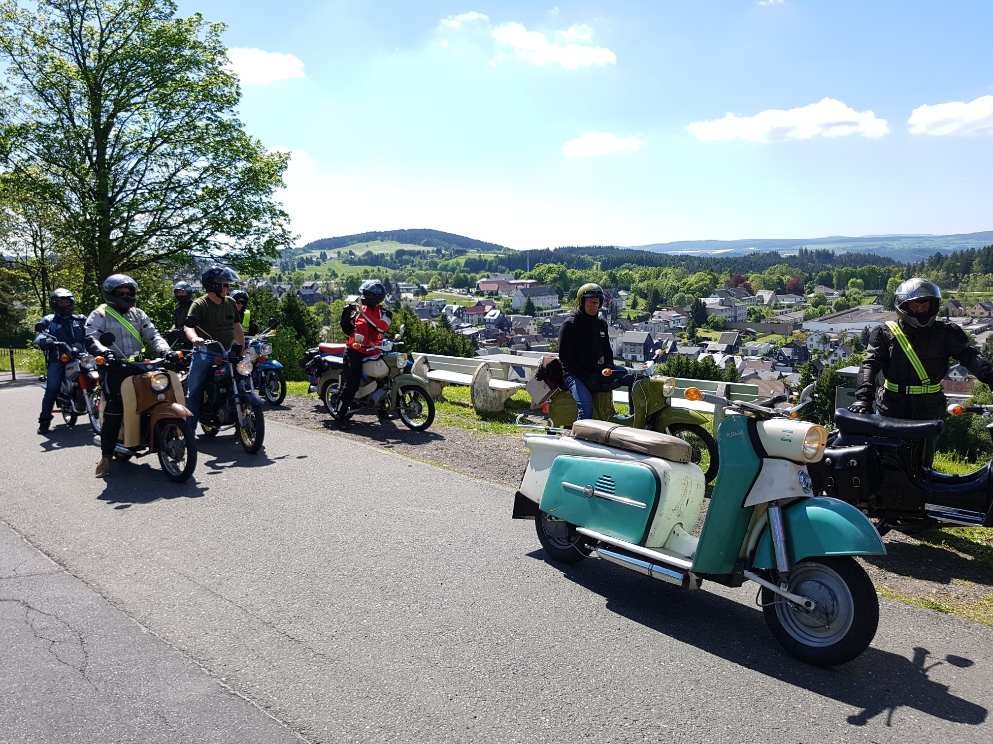 Mopeds am Straßenrand