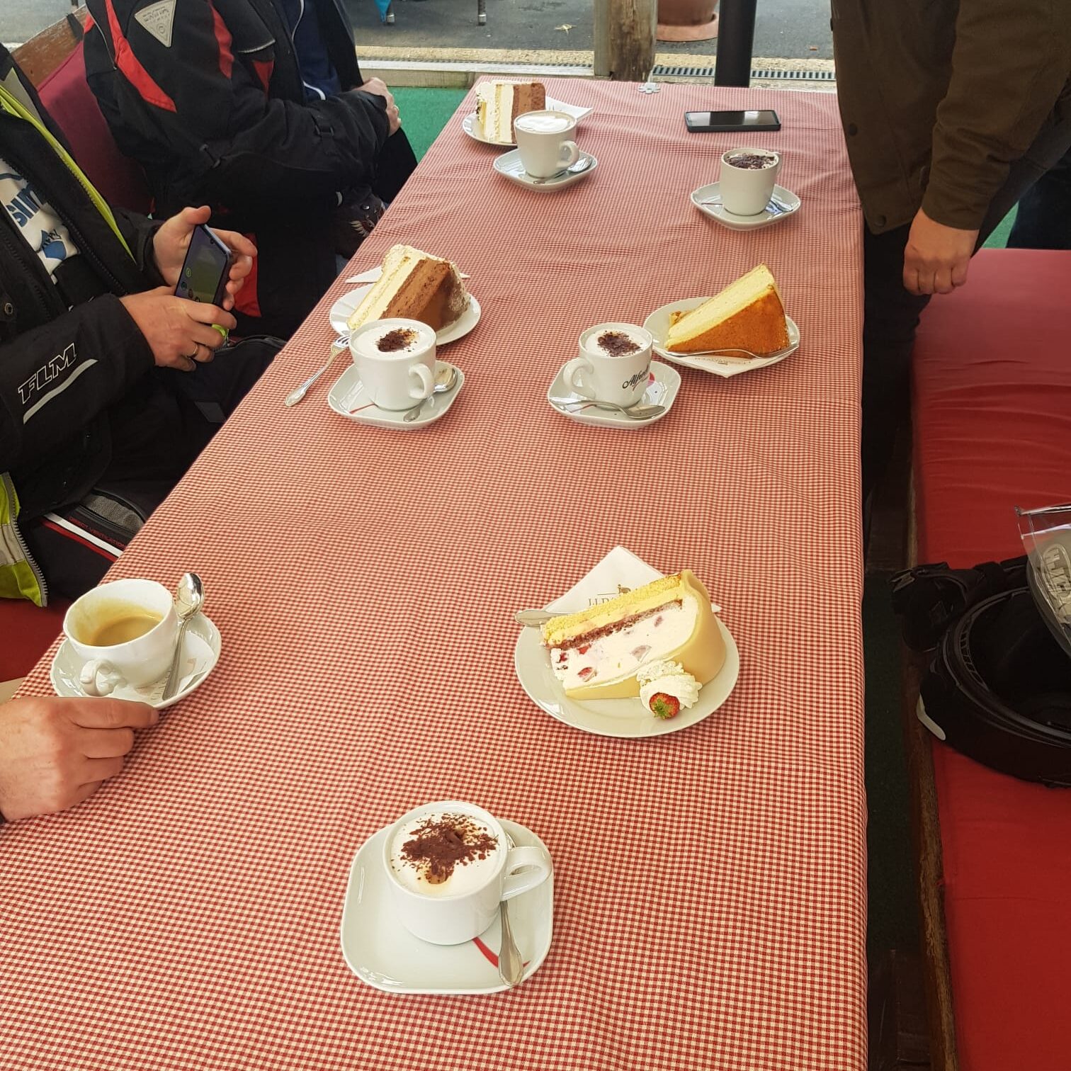 Gedeckter Tisch mit vielen Stücken Kuchen