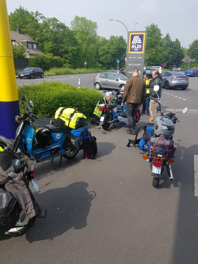 Mopeds auf einem Parkplatz