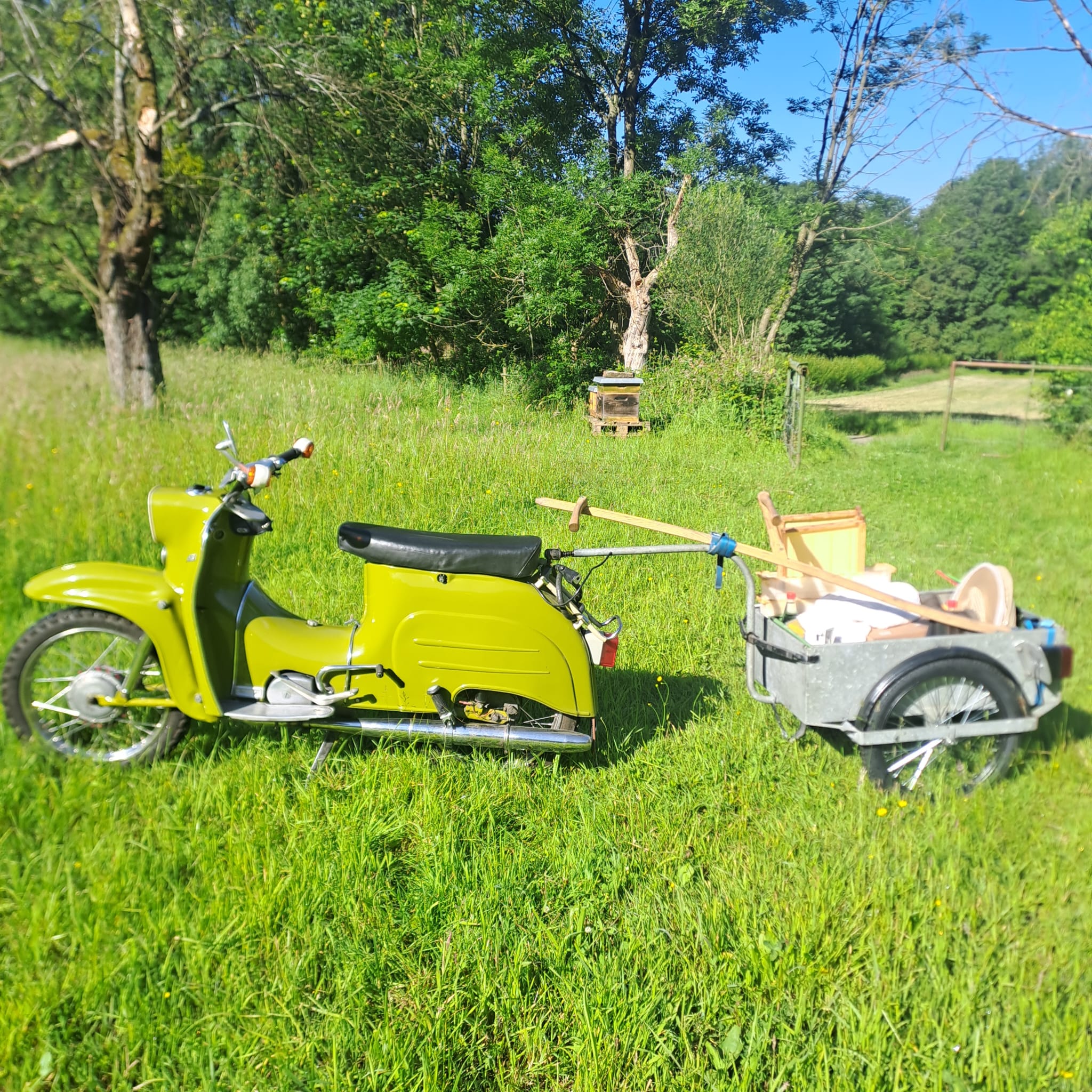 Simson Moped mit Anhänger