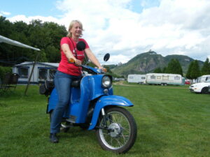 Frau auf Simson Moped