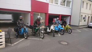 Mopeds am Straßenrand