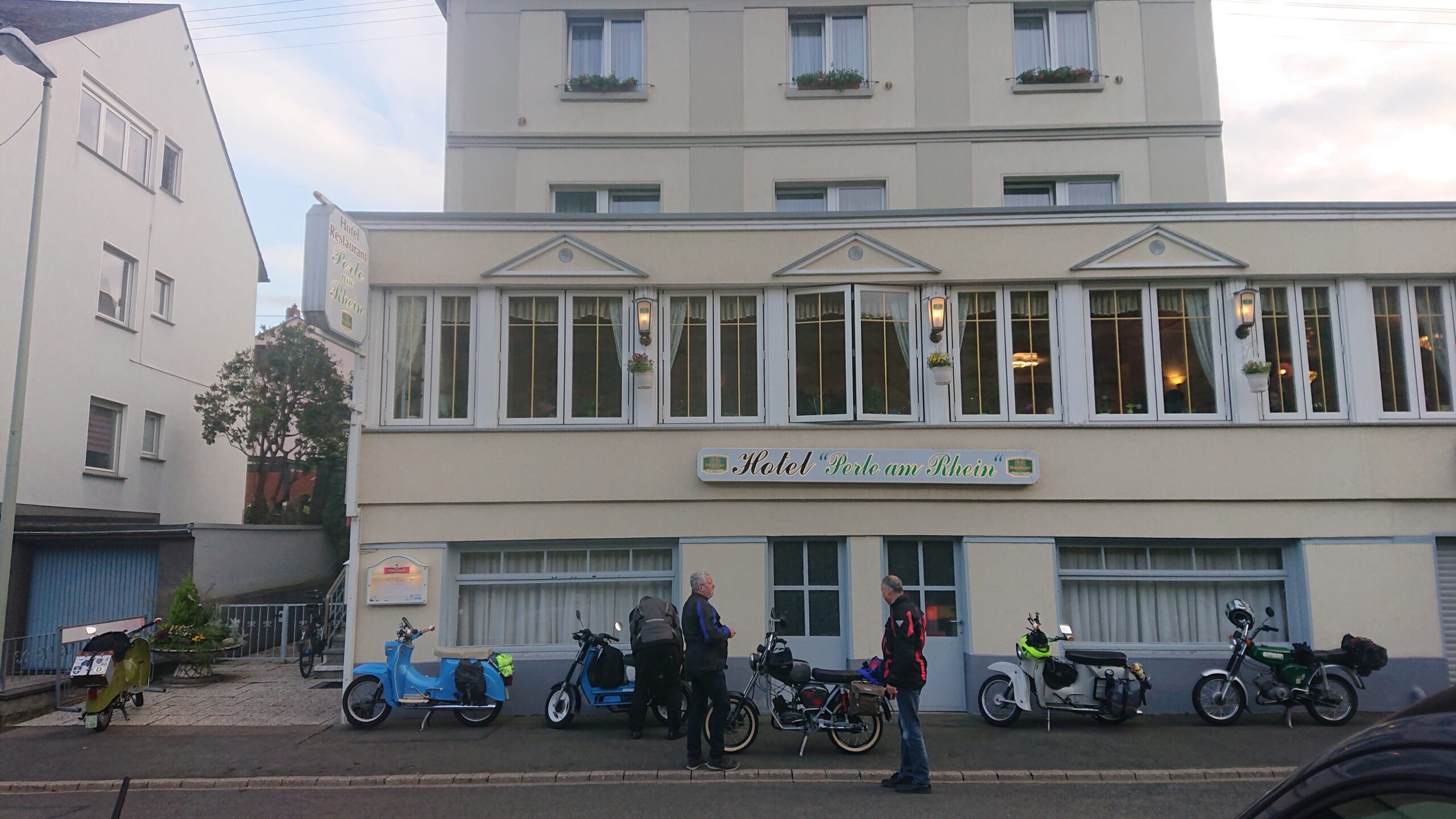 Mopeds vor Hotel