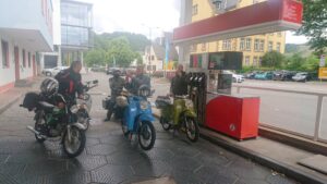 Tankstelle mit Mopeds