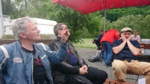 Männer in Biergarten