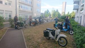 Mopeds an einem Hotel