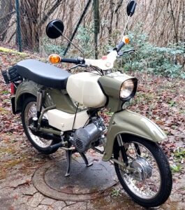 hellgrünes Moped