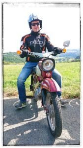 Mann auf Moped