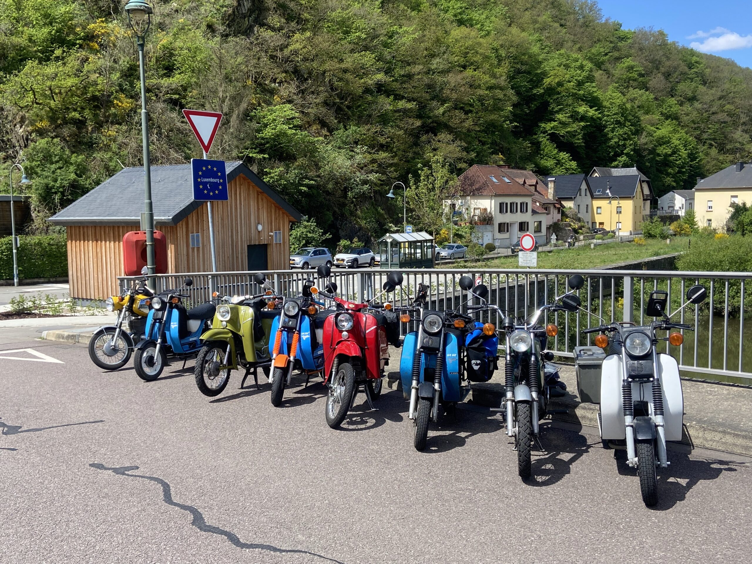 Mehrer Mopeds an der Grenze zu Luxemburg