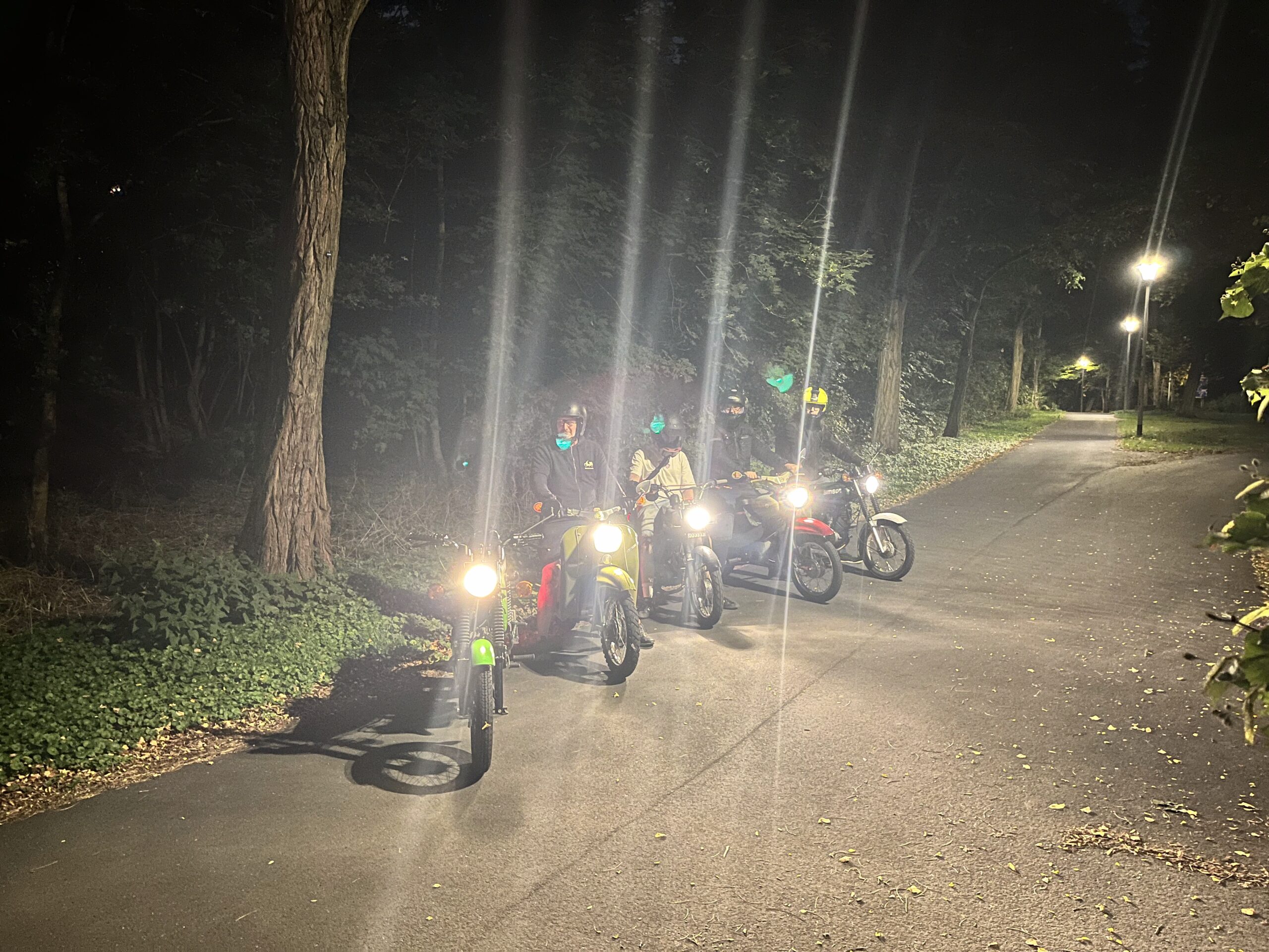 Mehrere Mopeds im Lichtschein