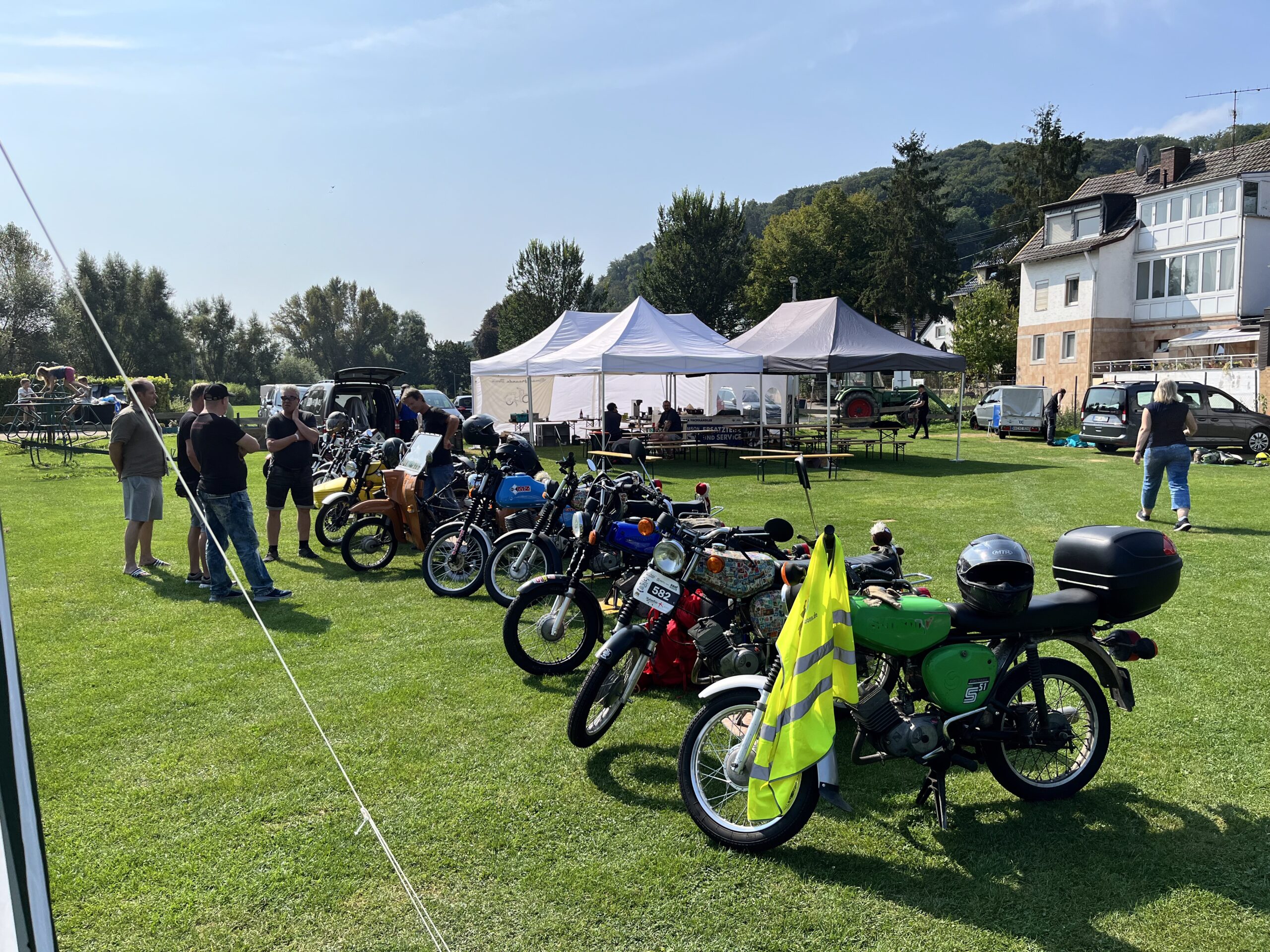 Festgelände eines Mopedtreffens