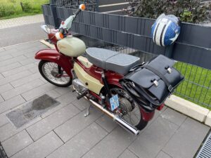 ein Simson Moped mit Packtasche