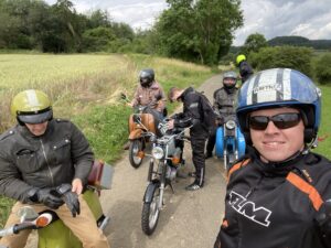 Biker bei einer Rast auf einem Feldweg