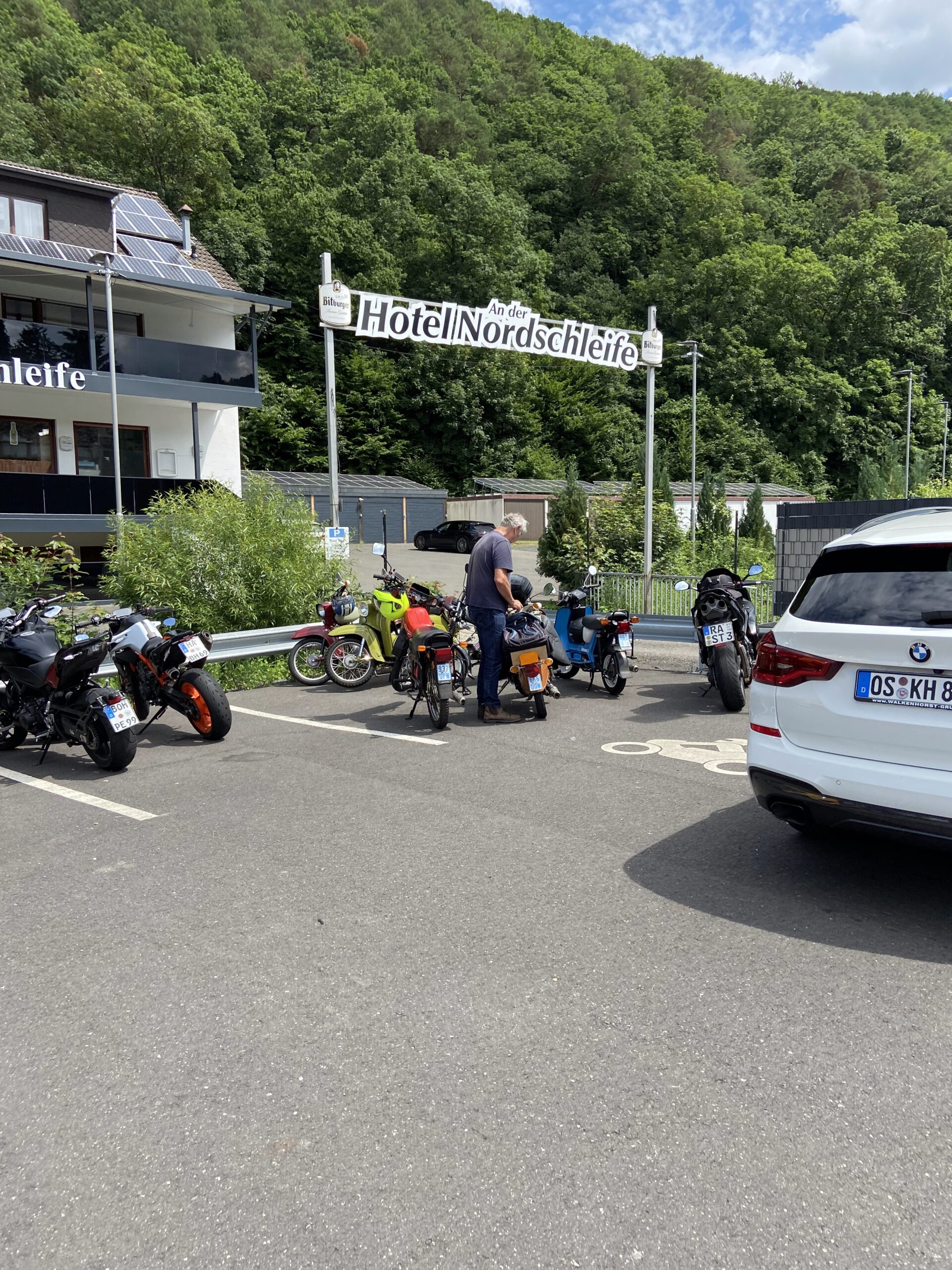 Biker am Hotel Nordschleife