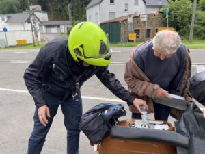 Ein Biker muss tanken.