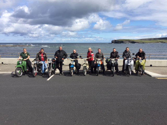 Menschen auf Mopeds in Irland