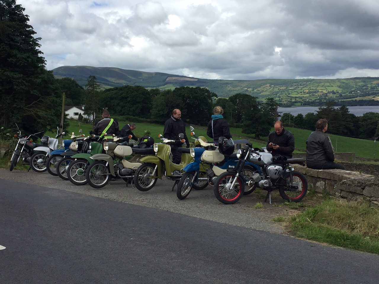 Mopeds in Irland am Straßenrand