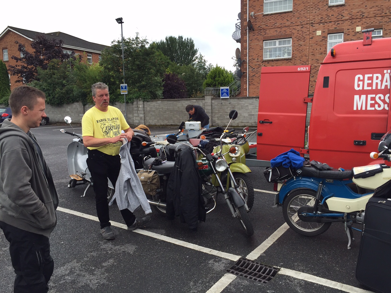 Mopeds auf Straße in Irland