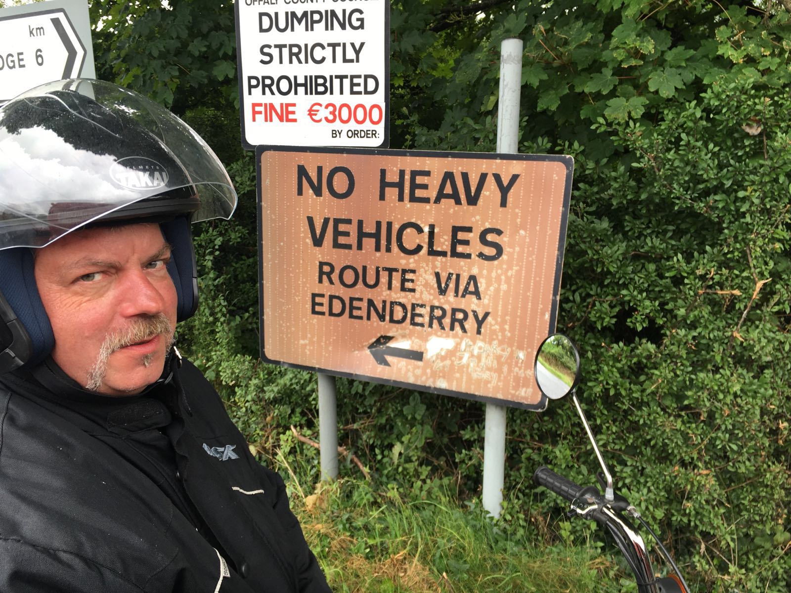 Mann am Straßenrand