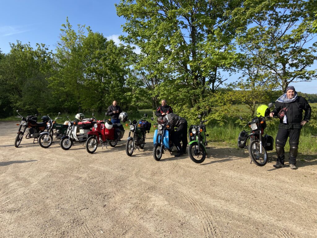 Mehrere Simsonmopeds auf einem Parkplatz