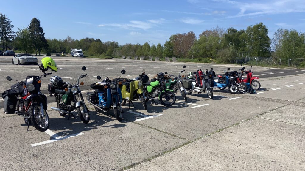 Mehrer Simsonmopeds auf einem Parkplatz