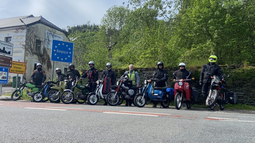 Mopeds an der Grenze zu Belgien