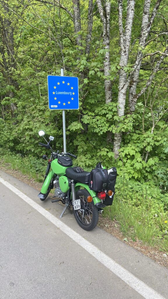 Simsonmoped an der Grenze Luxemburg