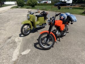 2 Moped auf einem Parkplatz