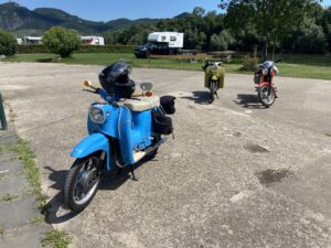 Drei Simson Mopeds auf einem Parkplatz