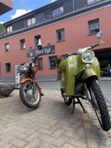 2 Moped vor Jane´s Café