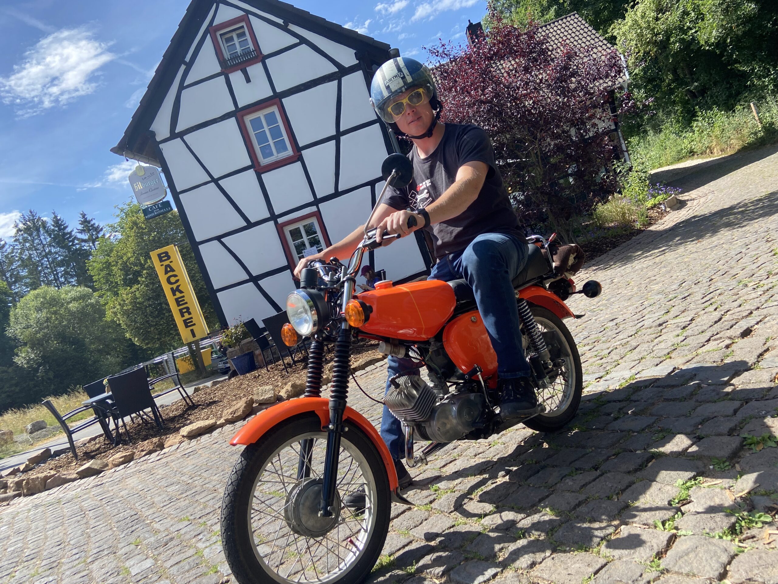 Person auf Moped
