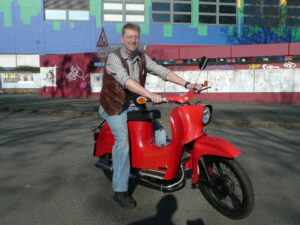 Mann auf Moped