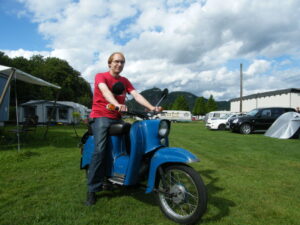 Mann auf Moped