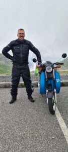 Mann neben Moped