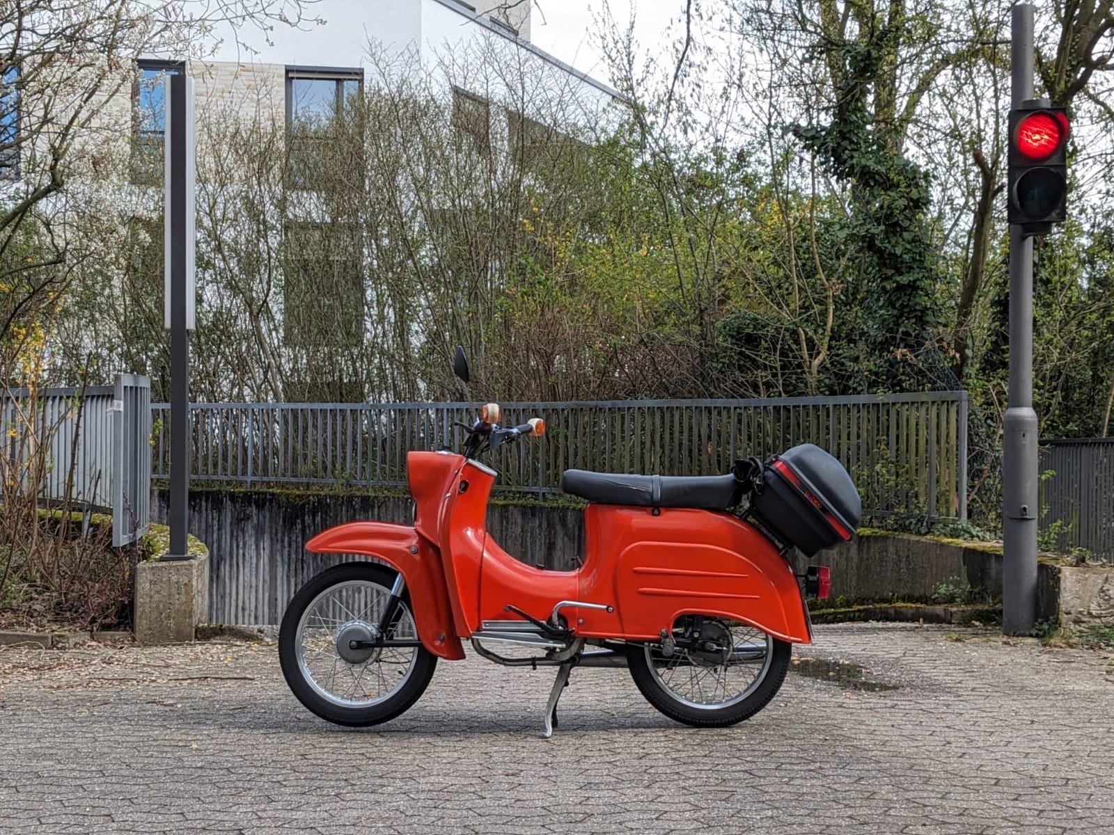 rotes Moped