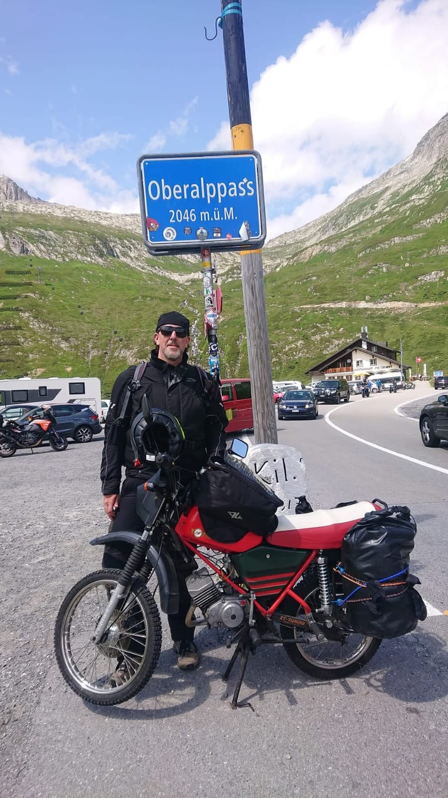 Mann mit Moped in den Alpen