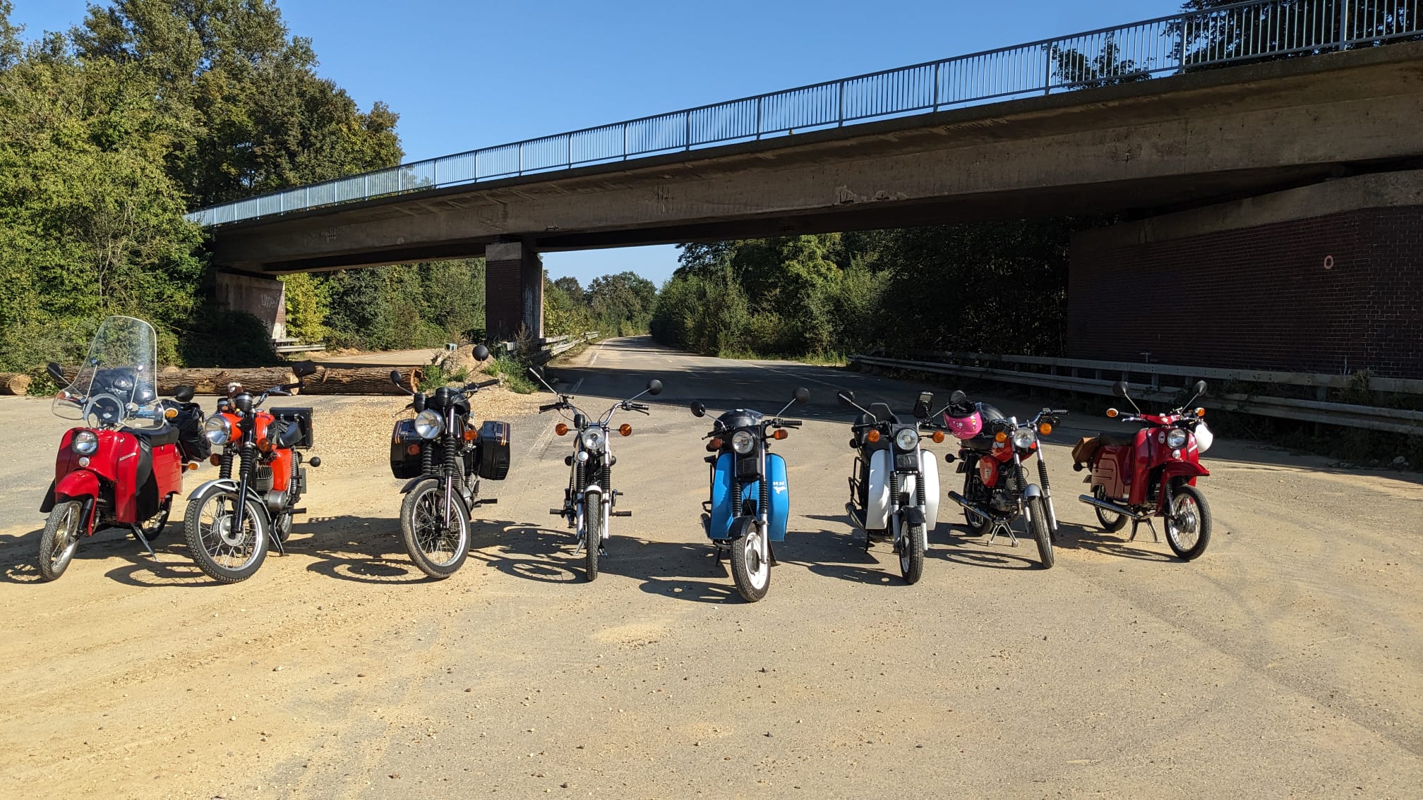 Mehrer Mopeds auf der Straße