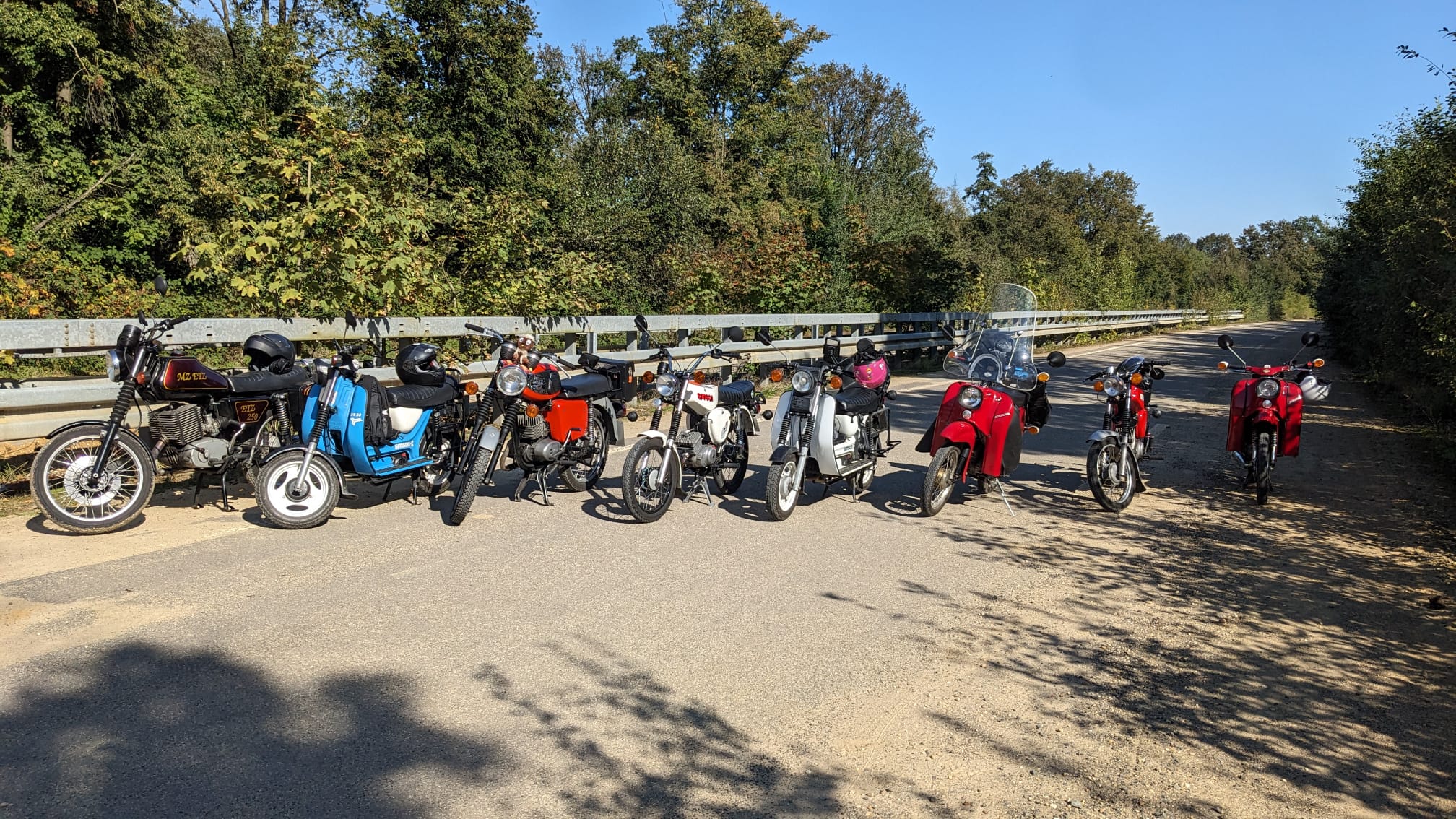 Mehrer Mopeds auf einer Straße