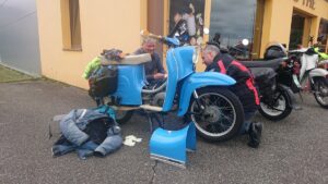 Biker repararieren am Straßenrand