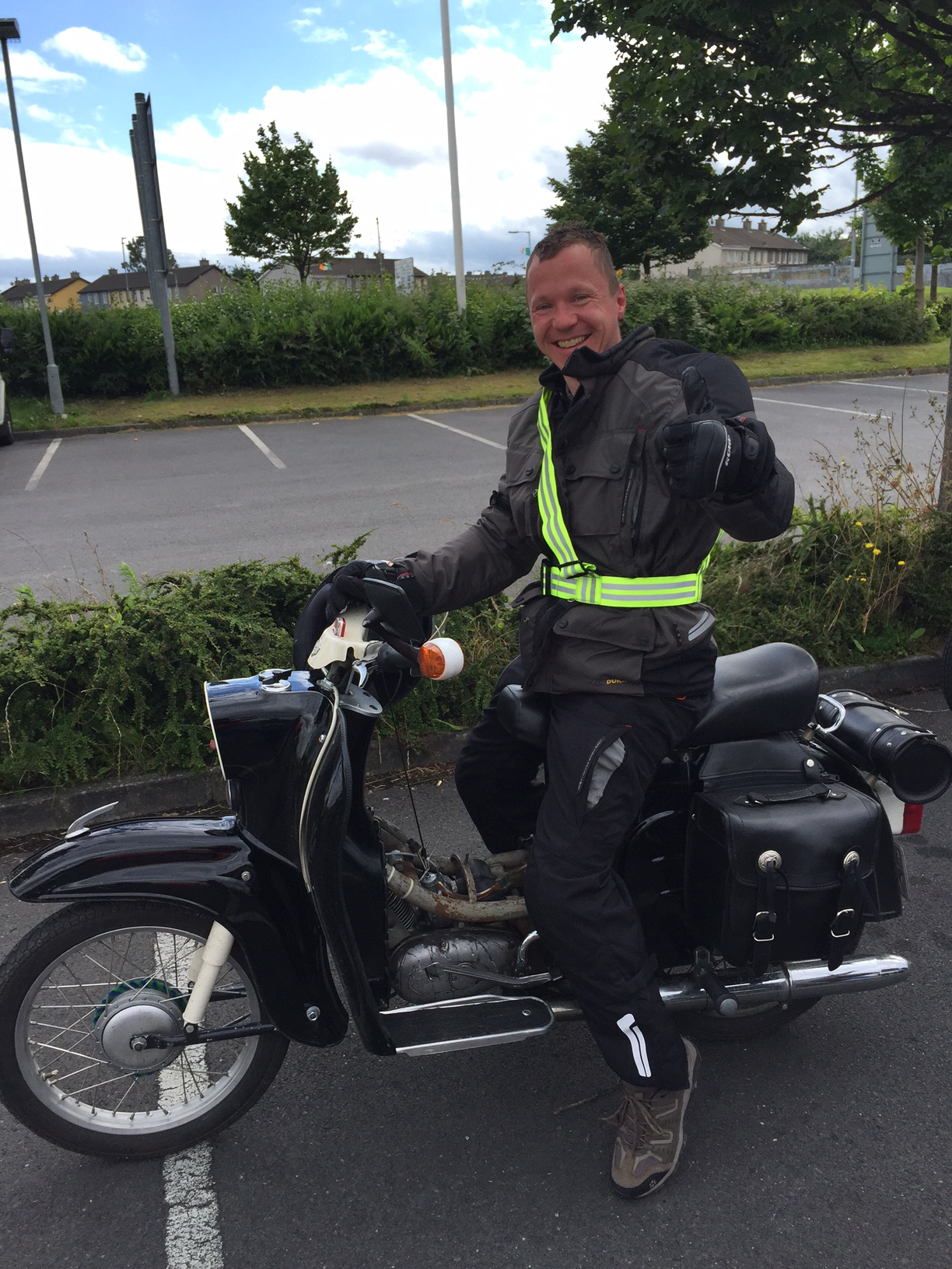 Mann auf Moped in Irlaind