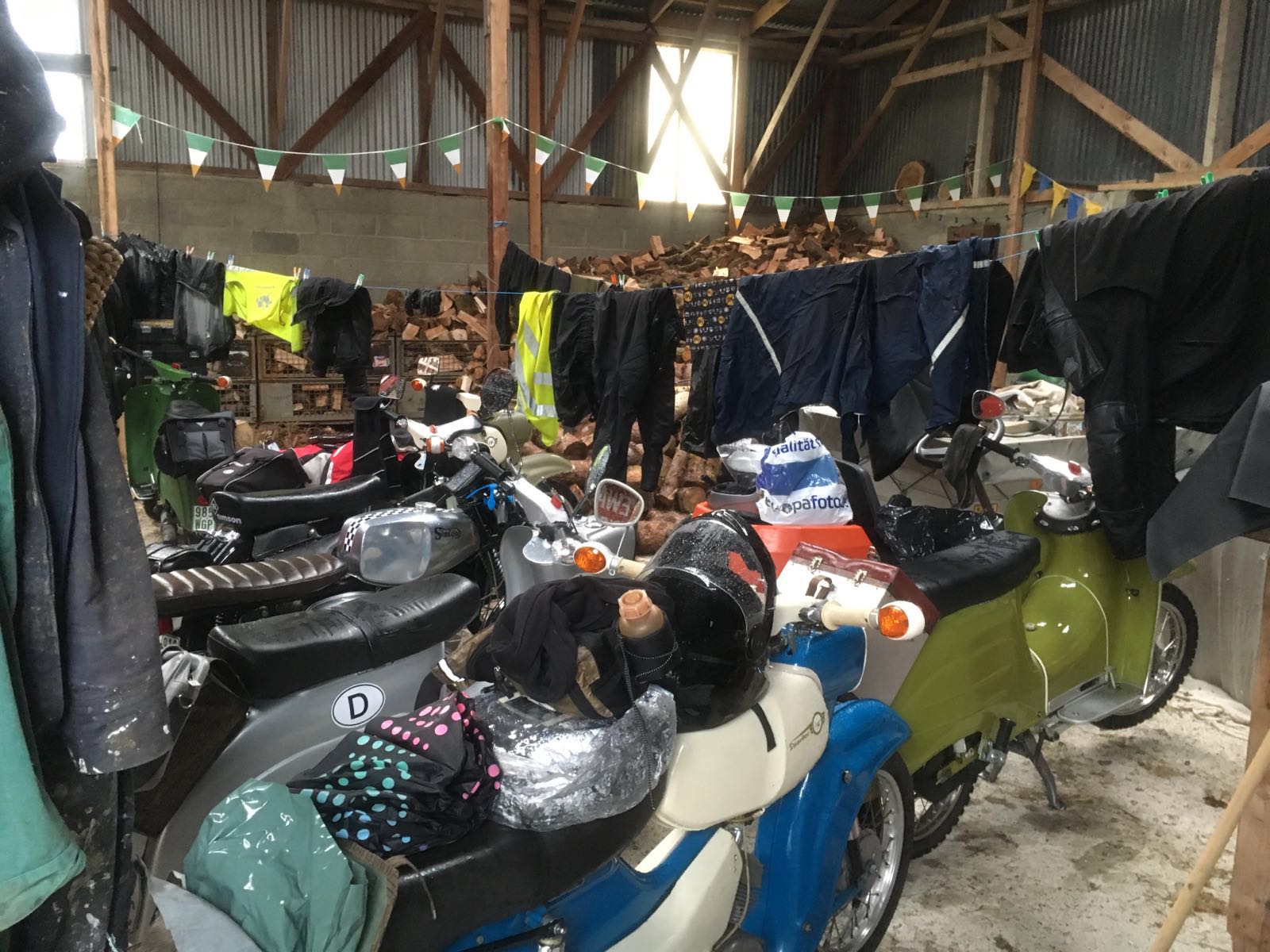 Mopeds in einer Garage